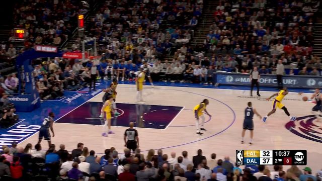 【2023年12月13日 湖人vs独行侠集锦】小秀魔法！东契奇外线秀脚步 转身后撤三分潇洒命中