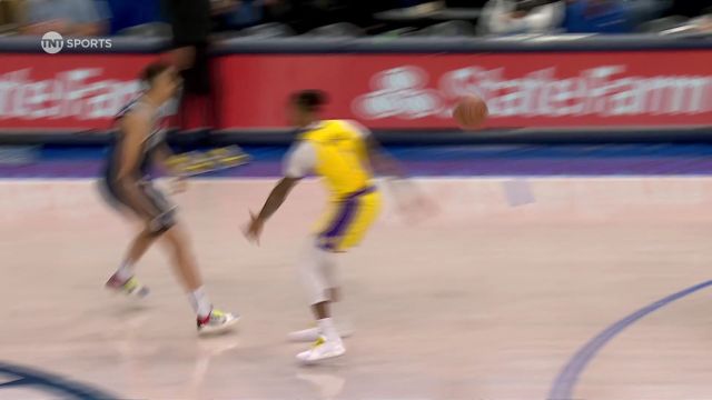 【2023年12月13日 湖人vs独行侠集锦】姜是老的辣！詹姆斯洞悉对手传球路线 预判抄截一条龙上篮得手