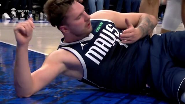 【2023年12月13日 湖人vs独行侠集锦】太敬业了！东契奇对抗被打到嘴角 擦着血还不忘向裁判理论