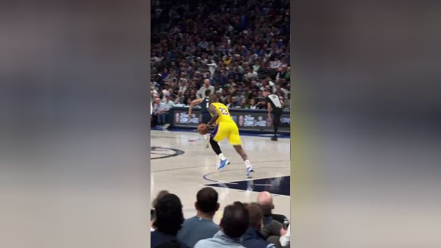 【2023年12月13日 湖人vs独行侠集锦】休息过后精神百倍 现场看詹姆斯一条龙转身过人+空中对抗上篮