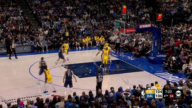 【2023年12月13日 湖人vs独行侠集锦】快攻华尔兹！詹姆斯快下转身过掉防守 空中对抗出手高难取分