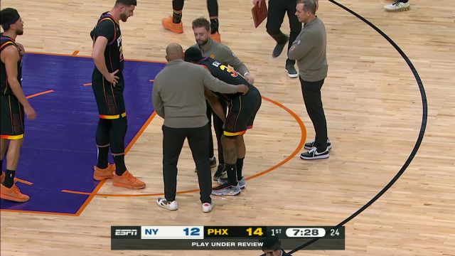 【2023年12月16日 尼克斯vs太阳集锦】希望没有大碍！比尔命中高难度3+1后落地90度崴脚痛苦倒地