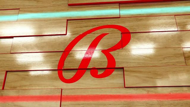 【2023年12月19日 火箭vs骑士集锦】有我在没意外！米切尔反击快攻打成2+1与场下加兰兴奋击掌庆祝