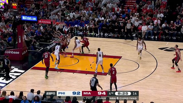 【2023年12月26日 76人vs热火集锦】配合相当默契！ 哈克斯接球双手暴扣肆虐禁区