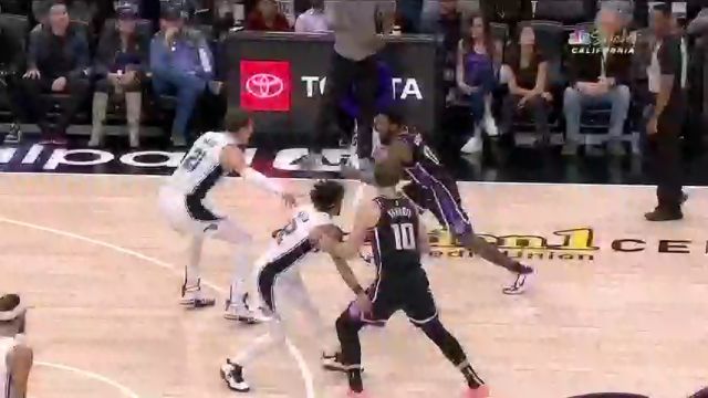 【2024年01月04日 魔术vs国王集锦】把莫斯利教练急得直跺脚 蒙克强杀内线2+1裁判改判有效