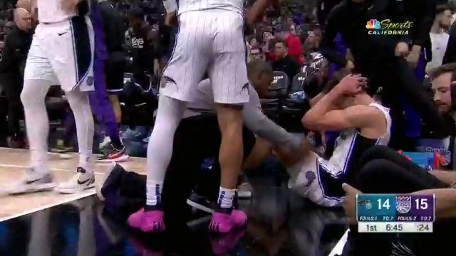 【2024年01月04日 魔术vs国王集锦】希望没有大碍！瓦格纳落地之后十分痛苦