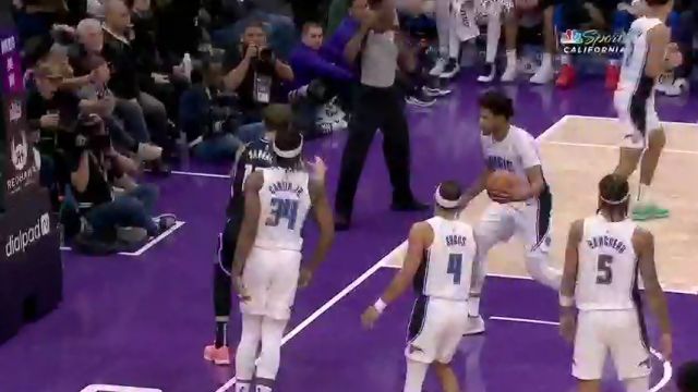 【2024年01月04日 魔术vs国王集锦】蒙克穿越人缝直传小萨 后者单臂砸扣硬取2+1提振士气