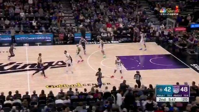 【2024年01月04日 魔术vs国王集锦】蒙克班凯罗上演外线二人转 俩人投疯了连续5个三分谁也不让谁