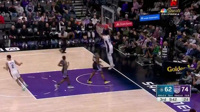 【2024年01月04日 魔术vs国王集锦】萨博尼斯指挥交通不料黄油手 比塔泽轻轻松松扣进一个