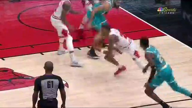 【2024年01月06日 黄蜂vs公牛集锦】马丁运球失误直接将球送进特里怀中 后者助攻多森姆滑翔放篮