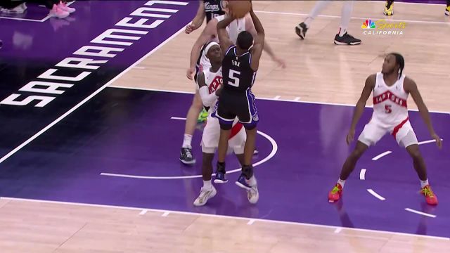 【2024年01月06日 猛龙vs国王集锦】完全无视贴身防守 福克斯转身中距离轻松打进