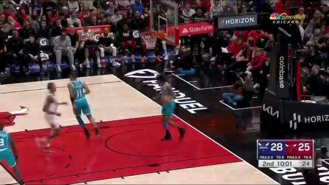 【2024年01月06日 黄蜂vs公牛集锦】怀特连着失误送大礼 小史密斯笑纳抢断勉扣得手