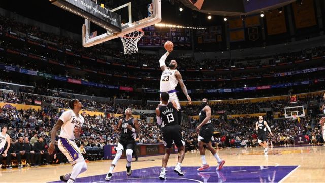 【2024年01月08日 快船vs湖人集锦】全美盛赞强于时间老人！詹姆斯25+8隔扣泡椒引爆社媒，湖人双杀快船重返附加赛区