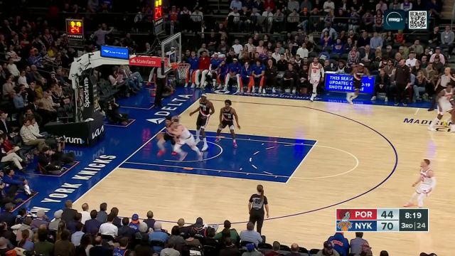 【2024年01月10日 开拓者vs尼克斯集锦】迪文琴佐吸引防守 兰德尔轻松完成扣篮得分