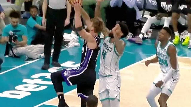 【2024年01月11日 国王vs黄蜂集锦】炸裂！萨博尼斯大跨步杀入禁区 直接起飞单臂隔扣