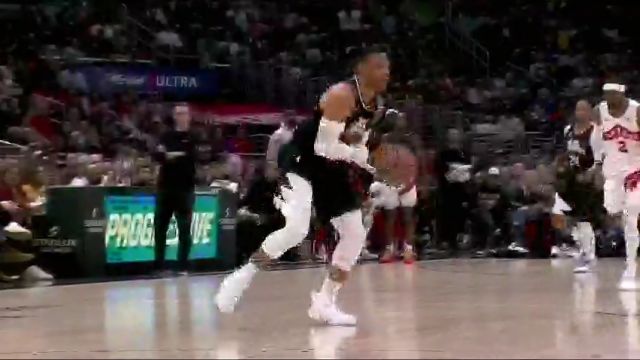 【2024年01月11日 猛龙vs快船集锦】威少倒地未及时回防竟突来惊喜 妙传小卡完成空中作业