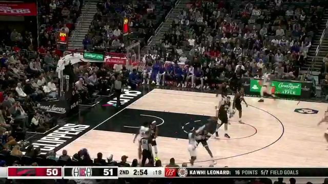 【2024年01月11日 猛龙vs快船集锦】赛迪斯杨一个击地将祖巴茨钉在原地 施罗德灵巧走位空切上篮