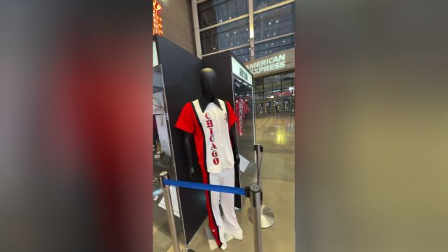 【2024年01月13日 勇士vs公牛集锦】公牛荣誉戒指之夜 展台展示了乔丹、皮蓬等公牛队史的传奇人物的球衣