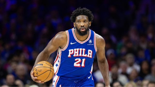 【2024年01月16日 火箭vs76人集锦】恩比德完整参加球队训练：未佩戴护具战火箭出战成疑，美媒预测MVP概率跌出排名