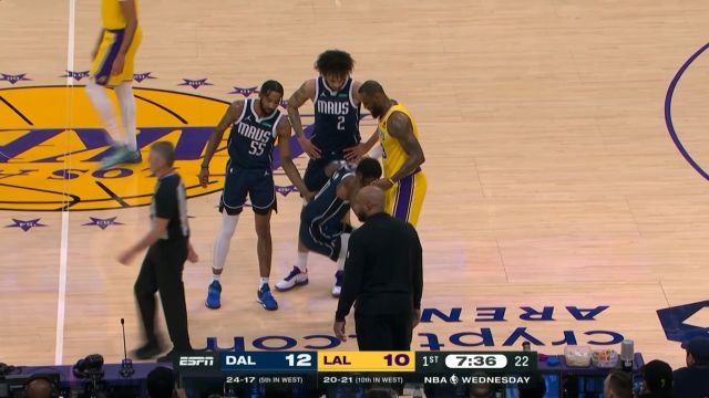 【2024年01月18日 独行侠vs湖人集锦】詹姆斯将欧文撞倒在地 BIG胖：老詹说你不疼吧，欧文说我疼，老詹说不你不许疼