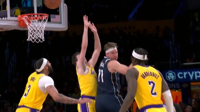 【2024年01月18日 独行侠vs湖人集锦】东契奇神奇脑后传球克勒贝尔命中三分 詹姆斯暂停时不忘模仿一下