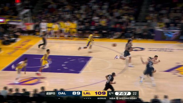 【2024年01月18日 独行侠vs湖人集锦】拉塞尔送长传推反击 詹姆斯神来之笔助攻范德彪暴扣