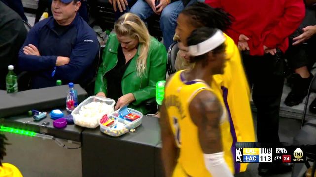 【2024年01月24日 湖人vs快船集锦】稳定还看鲍威尔，接小卡传球飙中三分！