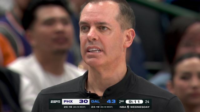 【2024年01月25日 太阳vs独行侠集锦】迪奥普底线发球失误砸到杜兰特腿上出界 杜兰特怒瞪队友