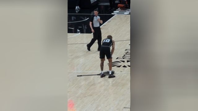 【2024年01月28日 森林狼vs马刺集锦】这都能有传承？马刺主场吉祥物抄起大网抓蝙蝠