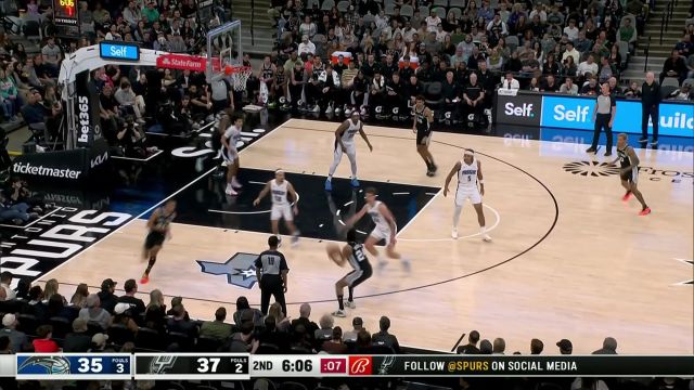 【2024年02月01日 魔术vs马刺集锦】配合天衣无缝！班凯罗铆劲蓄力超远长传助小瓦扣篮得手