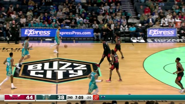 【2024年02月01日 公牛vs黄蜂集锦】防守突然断电 科迪马丁一飞冲天单手暴扣