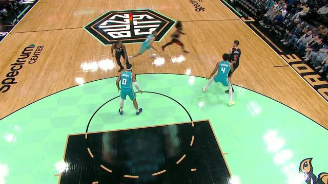 【2024年02月01日 公牛vs黄蜂集锦】晃得对手定在原地 科比怀特杀入上篮行云流水