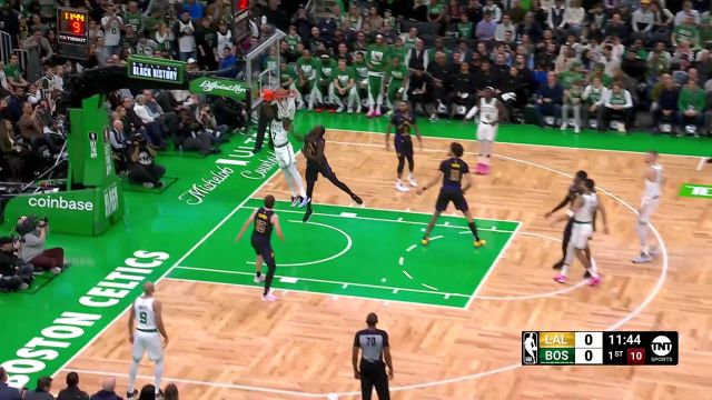【2024年02月02日 湖人vs凯尔特人集锦】完全无法阻挡！布朗空切篮下接霍乐迪传球无视防守双手暴扣