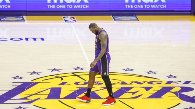 【2024年02月02日 湖人vs凯尔特人集锦】曝湖人首要交易对象是詹姆斯！此前发布倒计时沙漏表情包引热议