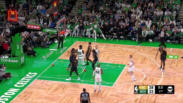 【2024年02月02日 湖人vs凯尔特人集锦】关键时刻绝不手软！霍乐迪无视伍德防守持球单打压哨中投稳稳命中