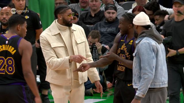 【2024年02月02日 湖人vs凯尔特人集锦】虽然不打但是可以当球队军师！詹眉暂停期间指导普林斯和八村垒