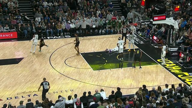 【2024年02月05日 雄鹿vs爵士集锦】一定要控制情绪！塞克斯顿撞倒字母哥上篮打进后被比斯利撞倒起冲突