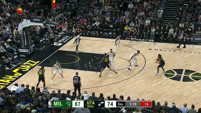 【2024年02月05日 雄鹿vs爵士集锦】展示绝对进攻统治力！字母哥快攻强突篮下顶着两人强硬上篮打进2+1