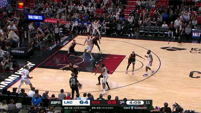 【2024年02月05日 快船vs热火集锦】还好平安无事 鲍威尔撞倒小卡后者踉跄起身并无大碍