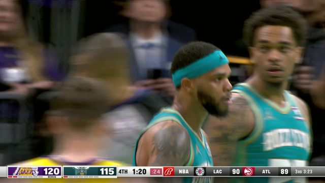 【2024年02月06日 湖人vs黄蜂集锦】关键时刻显身手！布里奇斯面对戴维斯打进极限滞空2+1