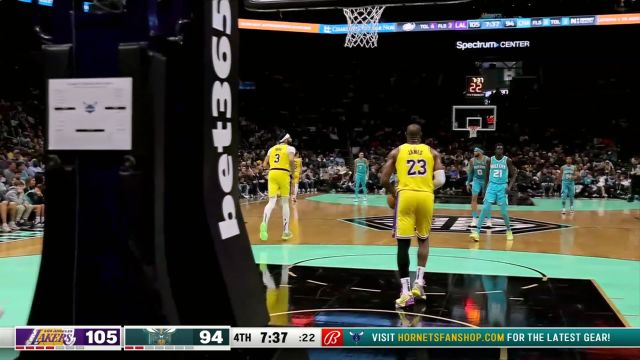 【2024年02月06日 湖人vs黄蜂集锦】又是从三分线碾到篮下的名场面！老詹强杀禁区打进加罚