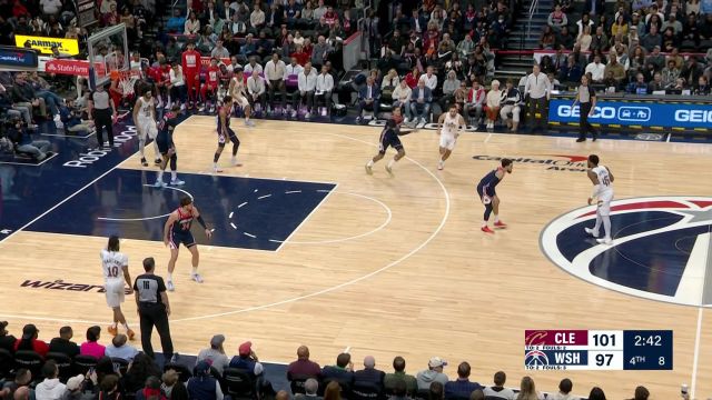 【2024年02月08日 骑士vs奇才集锦】迎着库兹马直接来 米切尔飘逸三分压哨命中