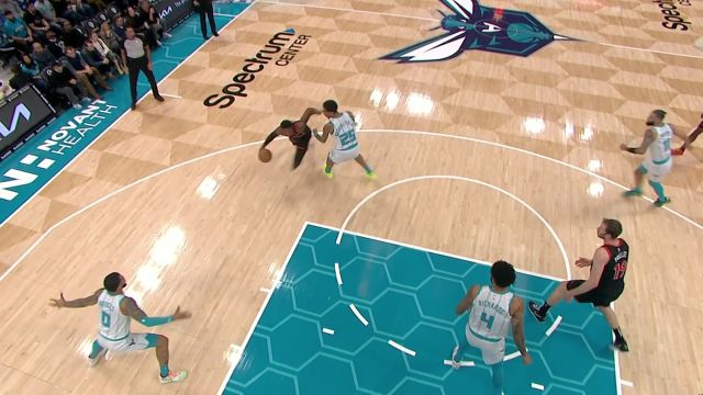 【2024年02月08日 猛龙vs黄蜂集锦】完全无惧对抗！巴雷特利用节奏强突篮下点飞防守打进2+1