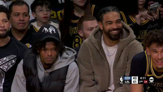 【2024年02月09日 掘金vs湖人集锦】克里斯蒂突破上篮落地时扭到右脚 被替换下场接受检查