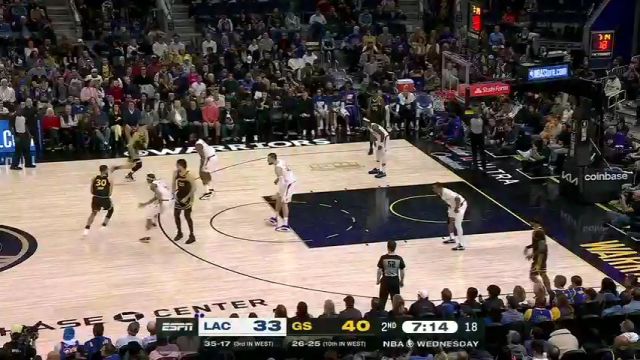 【2024年02月15日 快船vs勇士集锦】进攻篮板被库明加轻松收下 库里迎着防守超远三分潇洒自如