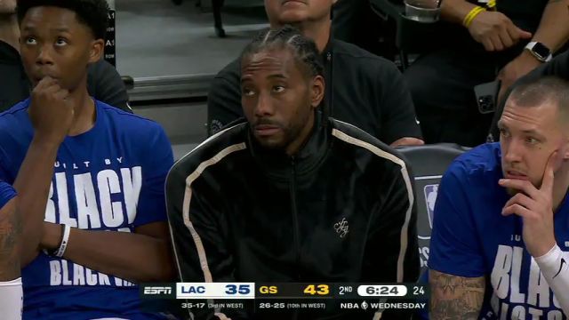 【2024年02月15日 快船vs勇士集锦】一脸呆萌 镜头给到场边因伤休战的小卡