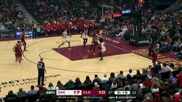 【2024年02月15日 公牛vs骑士集锦】配合默契！米切尔顶开防守抡臂妙传助攻莫布利底角三分飙中