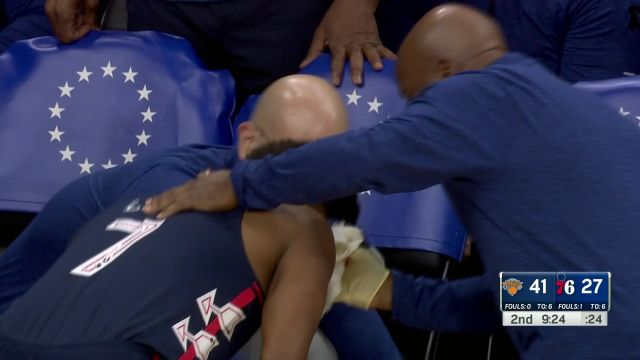 【2024年02月23日 尼克斯vs76人集锦】但愿并无大碍！洛瑞强突篮下被希姆斯肘到面部目前已返回更衣室