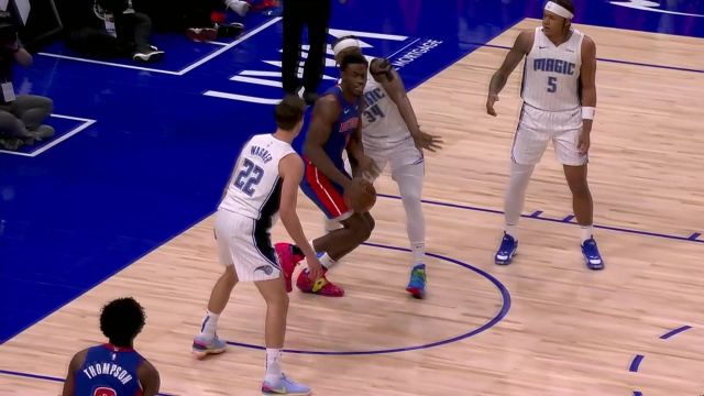 【2024年02月25日 魔术vs活塞集锦】我命由我不由天！杜伦乱军从中紧握皮球强起上篮造成2+1