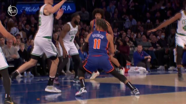 【2024年02月25日 凯尔特人vs尼克斯集锦】小后卫也能在内线如鱼得水 布伦森上下步戏耍波尔津吉斯精彩至极